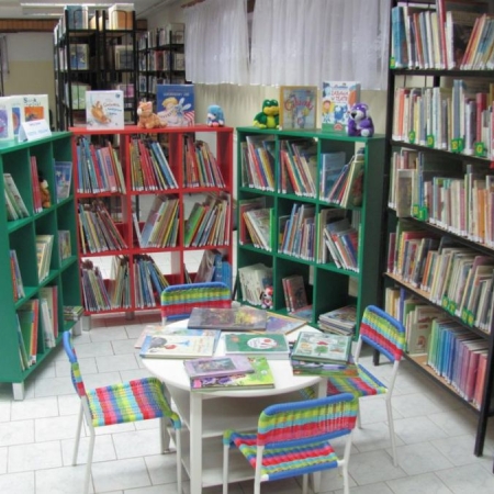Wnętrze biblioteki w Górkach Małych